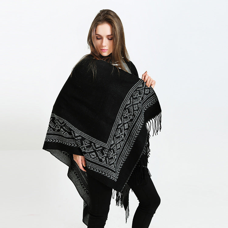 Damen Capeponcho mit geometrischer Jacquardbordüre, offenem V-Ausschnitt und Fransensaum – Montévia