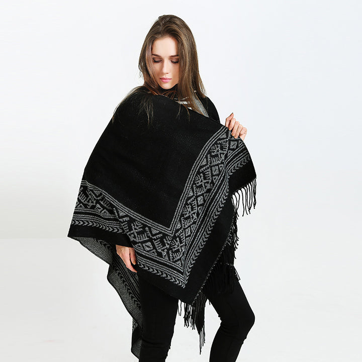 Damen Capeponcho mit geometrischer Jacquardbordüre, offenem V-Ausschnitt und Fransensaum – Montévia