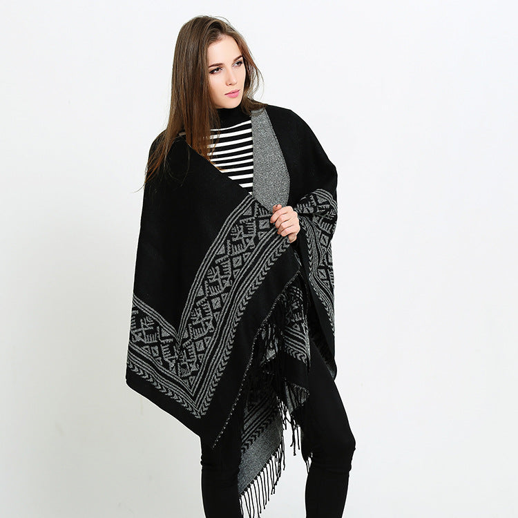 Damen Capeponcho mit geometrischer Jacquardbordüre, offenem V-Ausschnitt und Fransensaum – Montévia