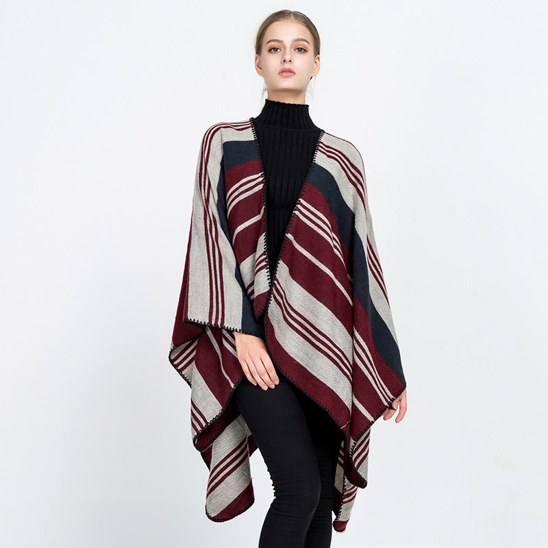 Damen Oversize‑Ruana‑Überwurf mit gestreiftem Jacquard und Zierstichkante – Avérine