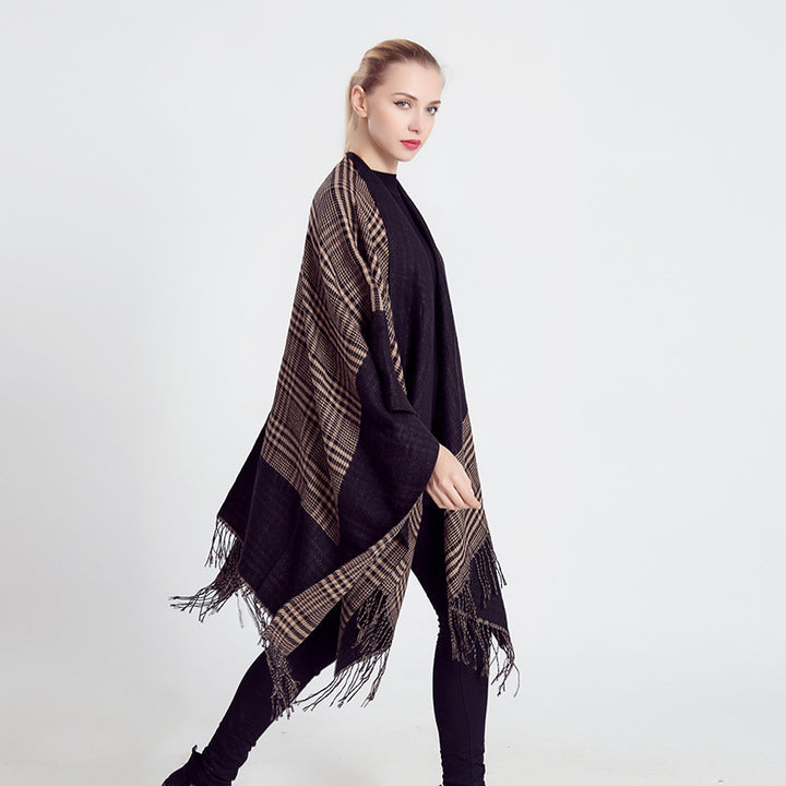 Damen Ruana-Poncho aus Wollmix mit kastigem Kimono-Fall und Fransensaum – Célinea