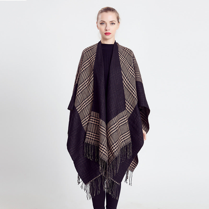 Damen Ruana-Poncho aus Wollmix mit kastigem Kimono-Fall und Fransensaum – Célinea