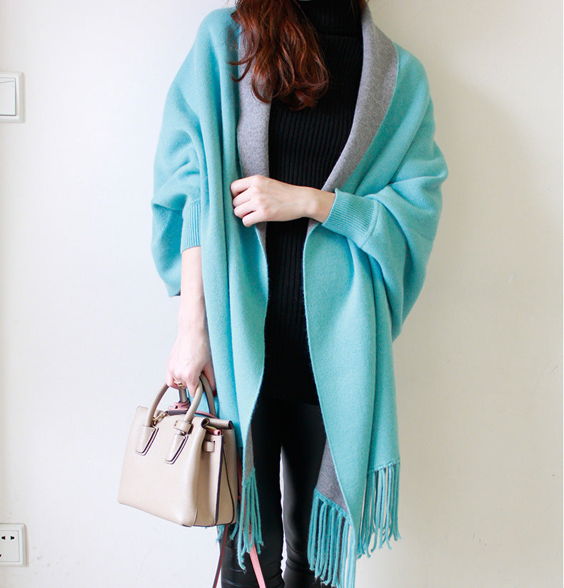 Damen Zweifarbiger Wendeponcho mit Kurzarmöffnungen, Fransen und Wollmix – Célinea