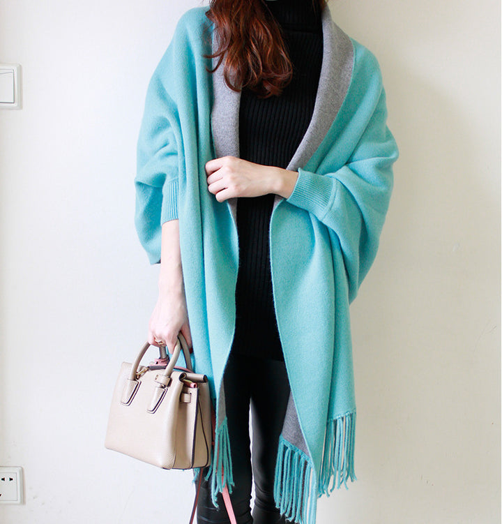 Damen Zweifarbiger Wendeponcho mit Kurzarmöffnungen, Fransen und Wollmix – Célinea