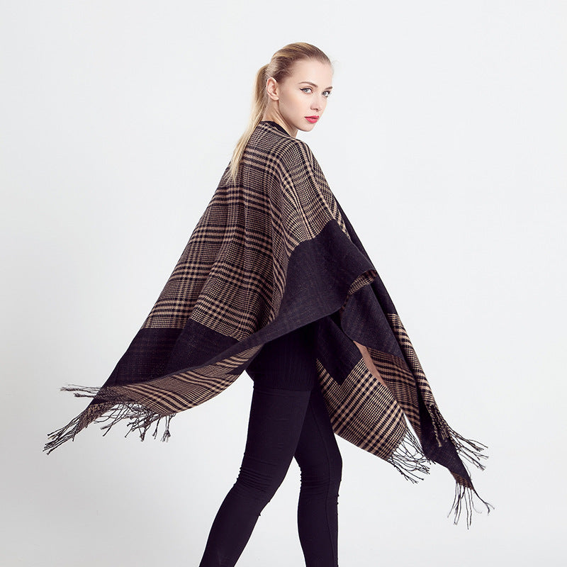 Damen Ruana-Poncho aus Wollmix mit kastigem Kimono-Fall und Fransensaum – Célinea