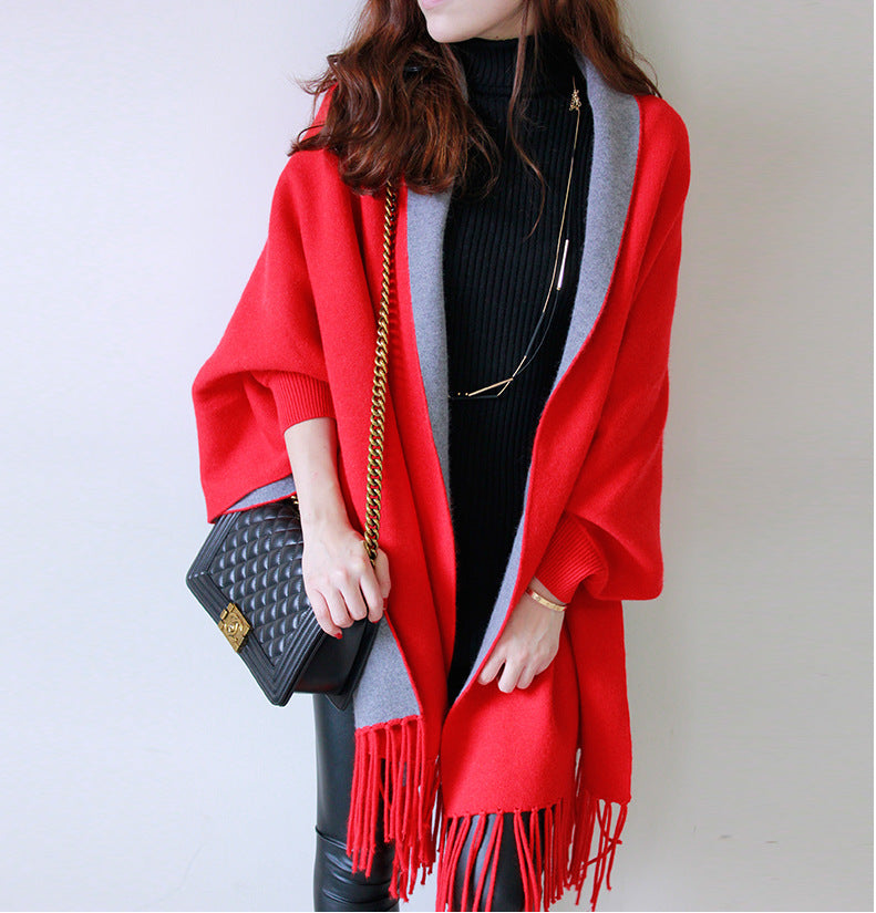 Damen Zweifarbiger Wendeponcho mit Kurzarmöffnungen, Fransen und Wollmix – Célinea