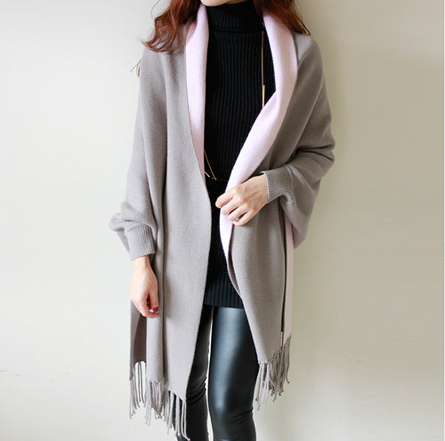 Damen Zweifarbiger Wendeponcho mit Kurzarmöffnungen, Fransen und Wollmix – Célinea