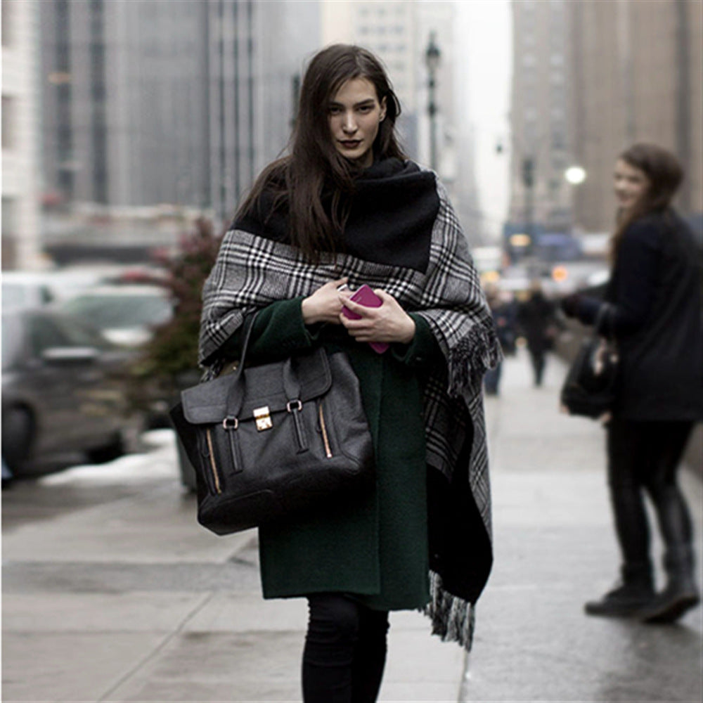 Damen Ruana-Poncho aus Wollmix mit kastigem Kimono-Fall und Fransensaum – Célinea
