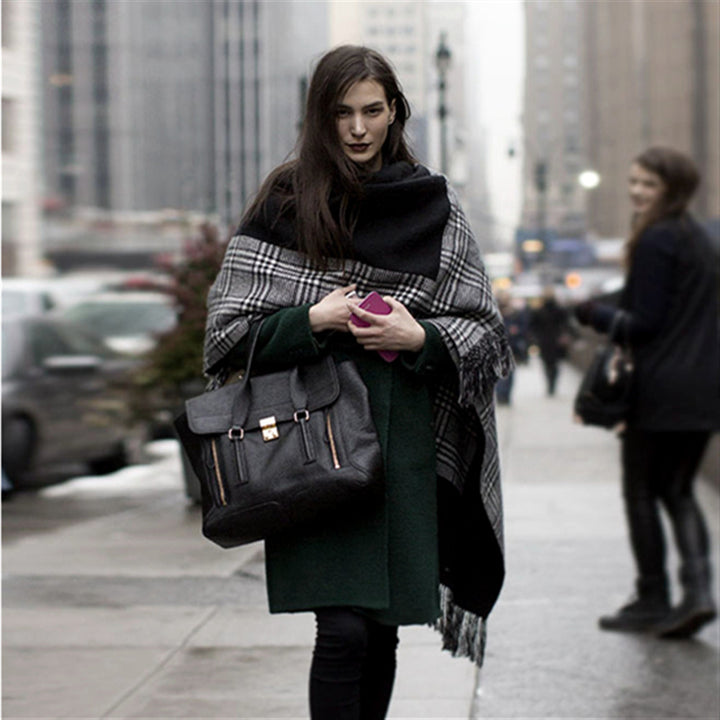 Damen Ruana-Poncho aus Wollmix mit kastigem Kimono-Fall und Fransensaum – Célinea