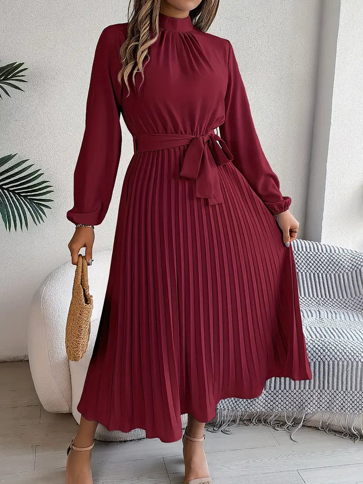 Echoarchiv | Schlichtes Kleid mit Stehkragen und Plissiertem Gürtel