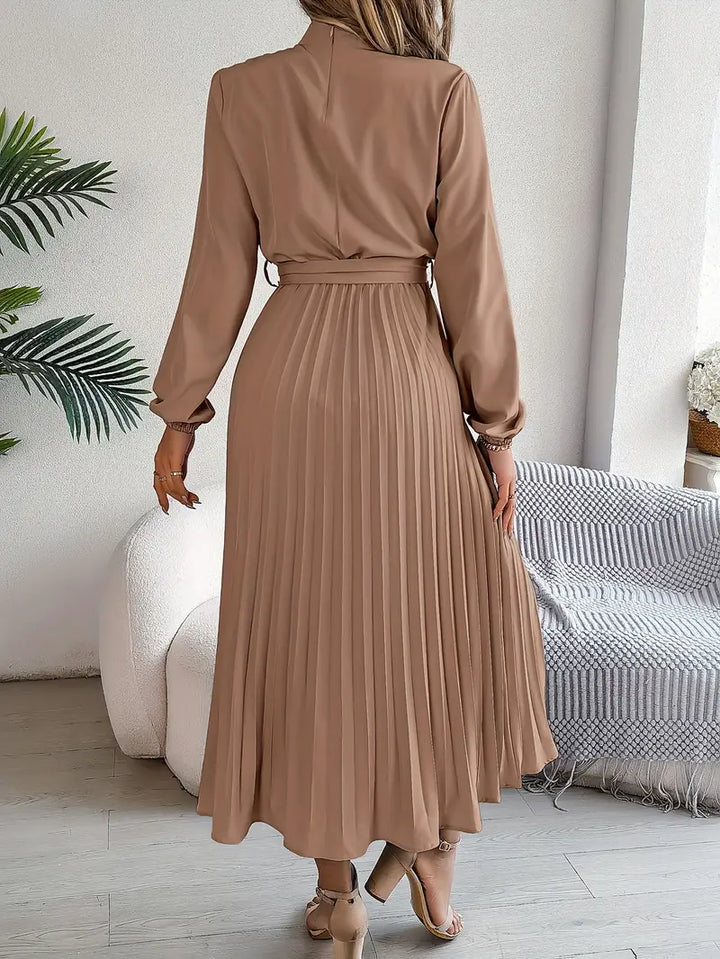 Echoarchiv | Schlichtes Kleid mit Stehkragen und Plissiertem Gürtel