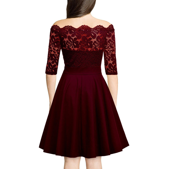 Spitzenkleid mit Schlitz am Ausschnitt und Ärmeln