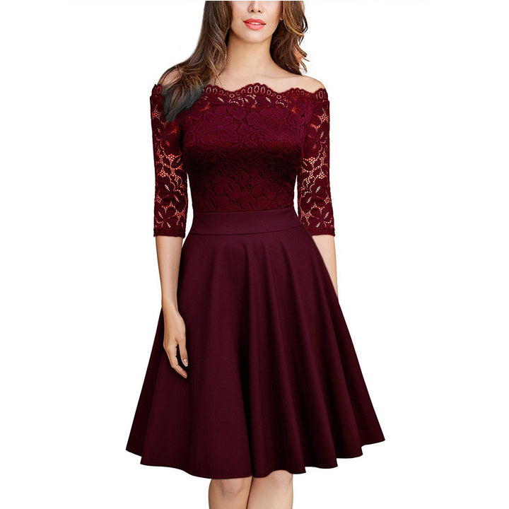 Spitzenkleid mit Schlitz am Ausschnitt und Ärmeln
