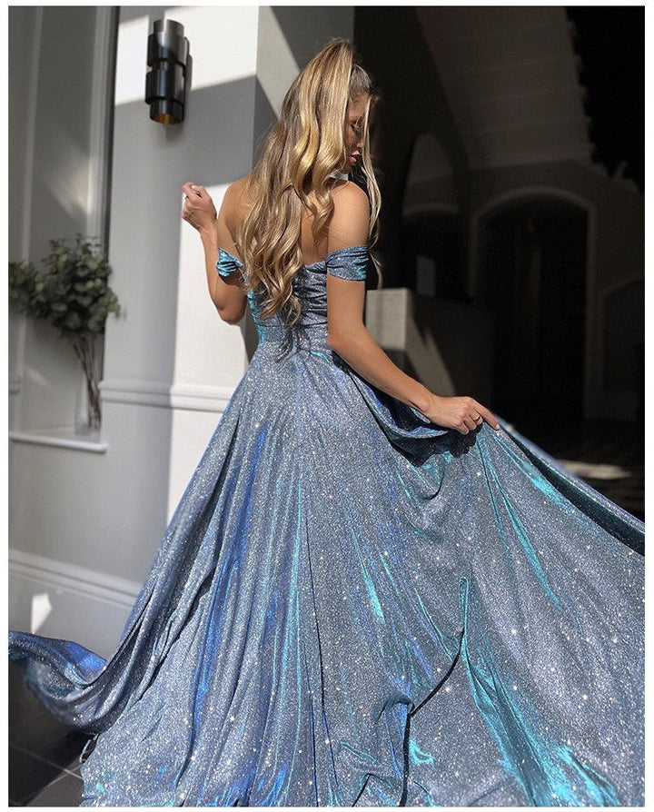 Schlitzkleid mit Pailletten und Röhrenoberteil