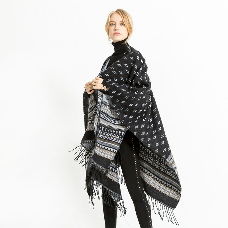 Damen Ruana-Poncho mit Jacquardmuster, Fransen und weichem Wollmix Echo Archiv