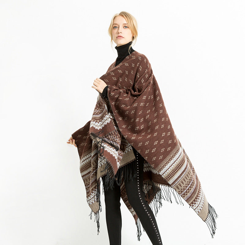 Damen Ruana-Poncho mit Jacquardmuster, Fransen und weichem Wollmix Echo Archiv