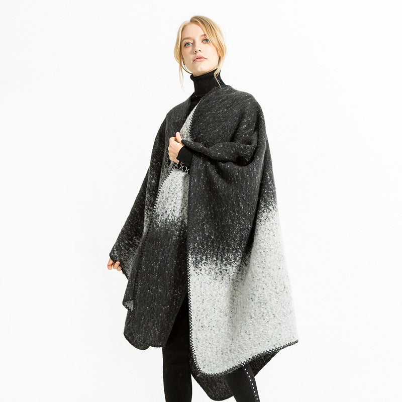 Damen Oversize-Ruana aus Wollmix mit Farbverlauf und Zierkettelnaht – Montévia