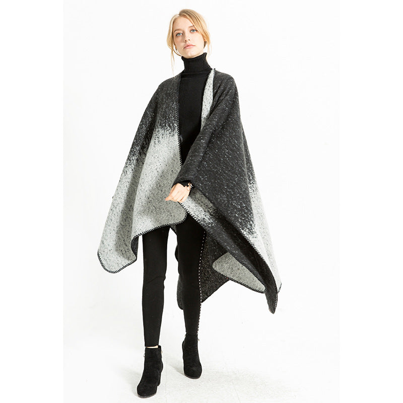 Damen Oversize-Ruana aus Wollmix mit Farbverlauf und Zierkettelnaht – Montévia