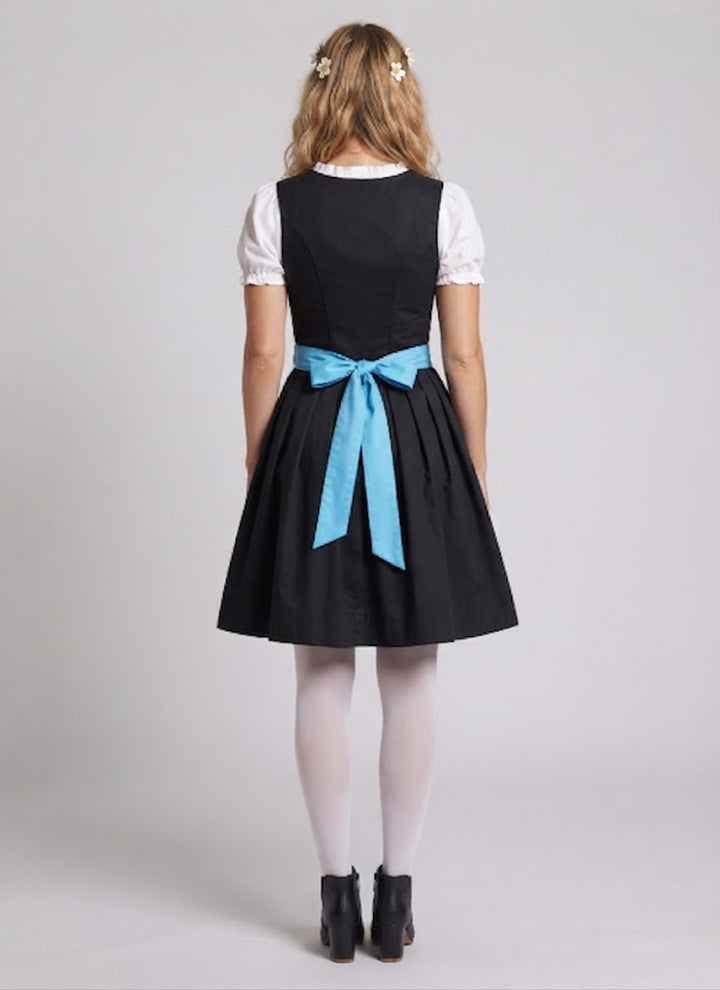 Frauen traditionelle Kleider mit blumigem Design und Rüschendetails Echo Archiv