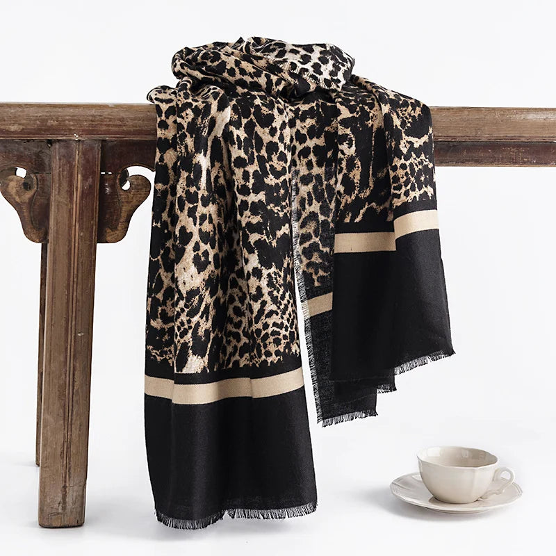 Echoarchiv | Eleganter Schal mit Leopardenmuster