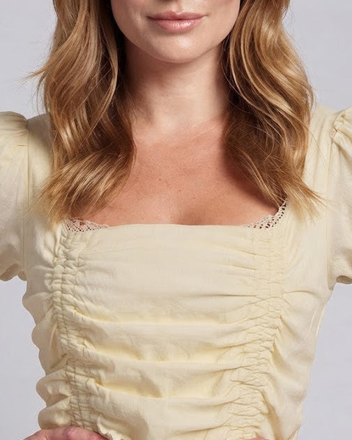 Damenkleid mit Rüschen und Spitzenbesatz Echo Archiv