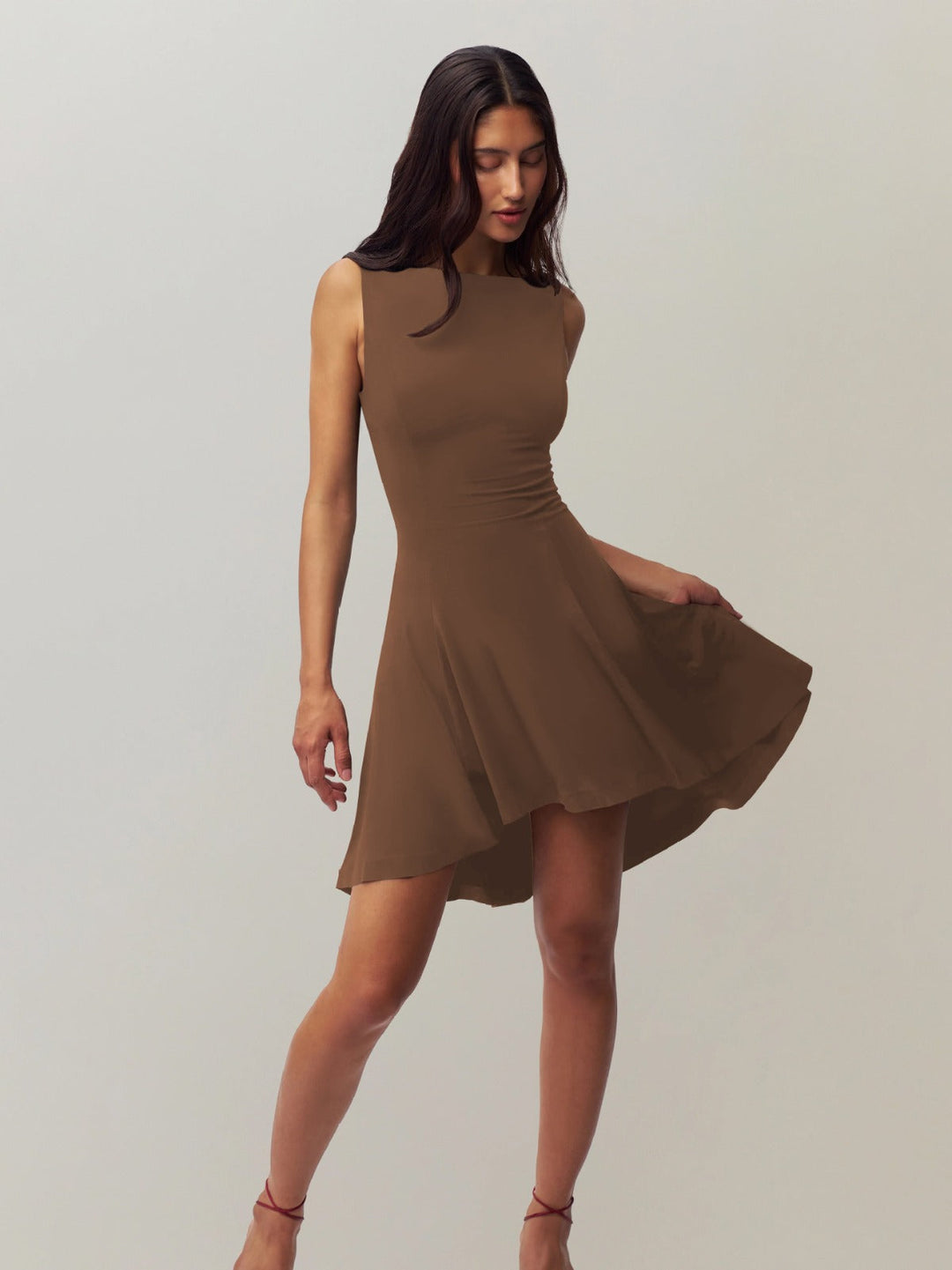 Echoarchiv | Ärmelloses Kleid mit Kragen