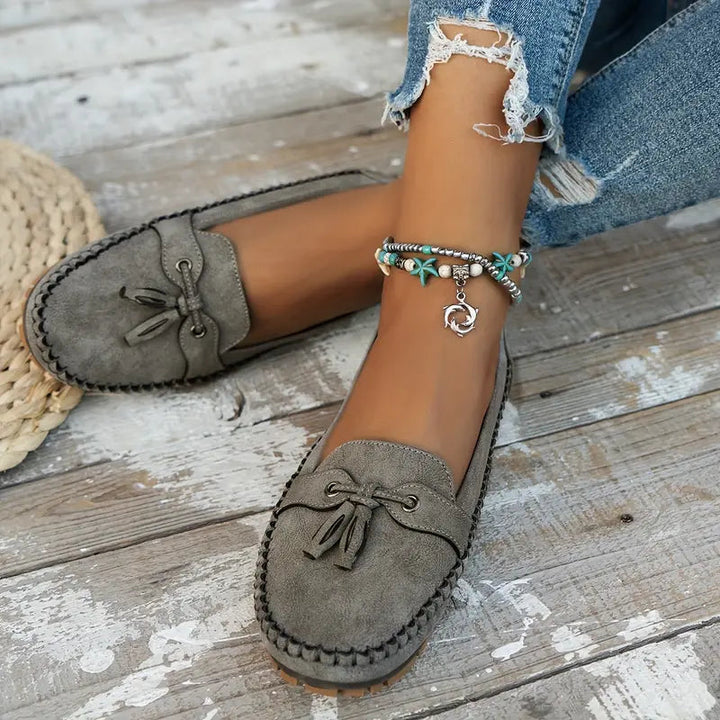 Echoarchiv | Klassische Wildleder Slipper mit Quastendetail für Damen