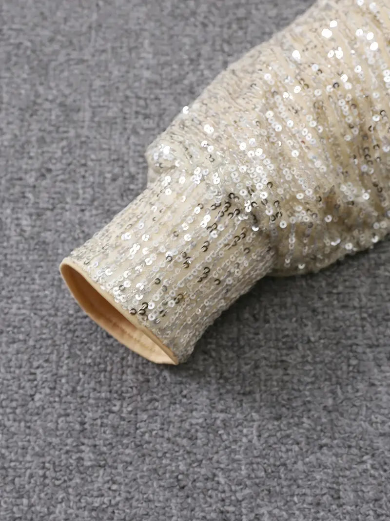 Glanzendes Minikleid mit einem Schulter