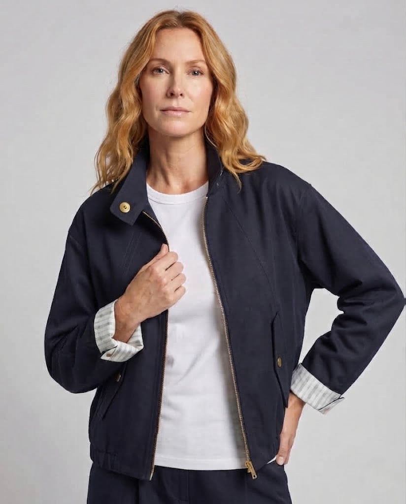 Damen Cropped Utility Jacke mit Stehkragen, Kordelzugsaum und goldfarbenen Details Echoarchiv