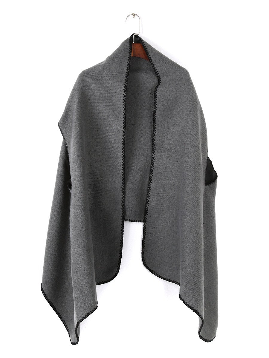 Damen Übergroßer Ruana-Poncho mit Armausschnitten und kontrastierender Kettelnaht – Célinea