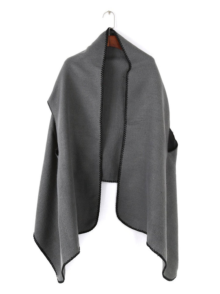 Damen Übergroßer Ruana-Poncho mit Armausschnitten und kontrastierender Kettelnaht – Célinea