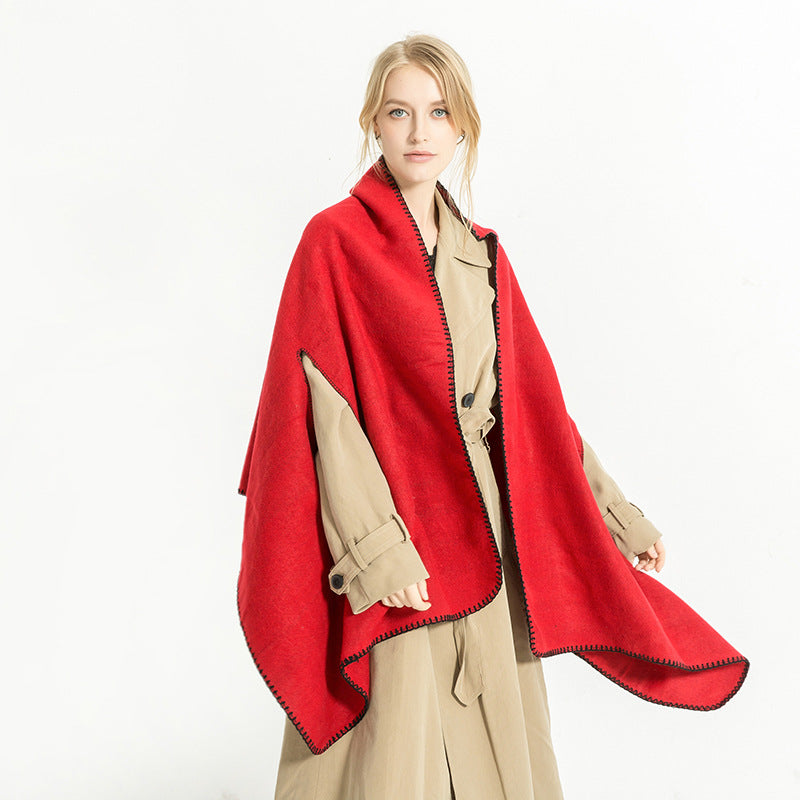 Damen Übergroßer Ruana-Poncho mit Armausschnitten und kontrastierender Kettelnaht – Célinea