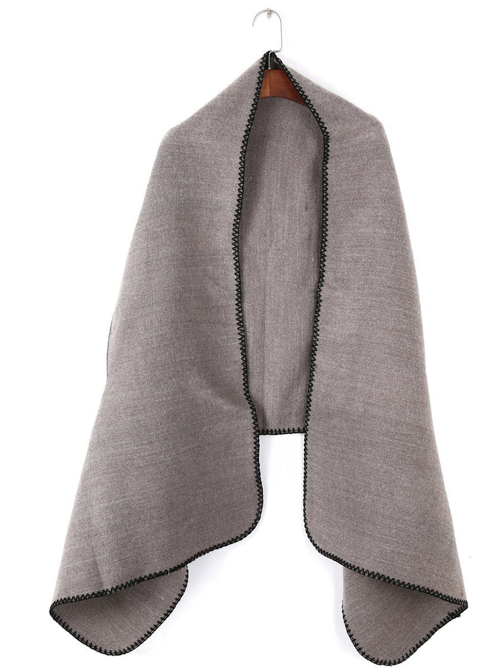 Damen Übergroßer Ruana-Poncho mit Armausschnitten und kontrastierender Kettelnaht – Célinea