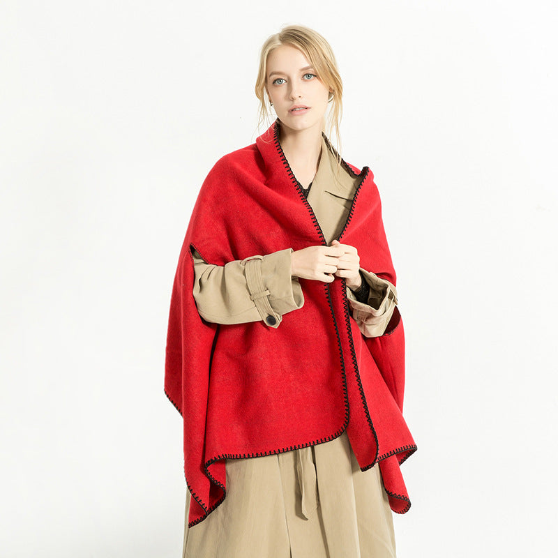 Damen Übergroßer Ruana-Poncho mit Armausschnitten und kontrastierender Kettelnaht – Célinea