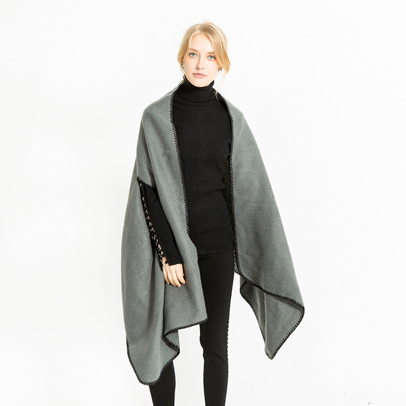 Damen Übergroßer Ruana-Poncho mit Armausschnitten und kontrastierender Kettelnaht – Célinea