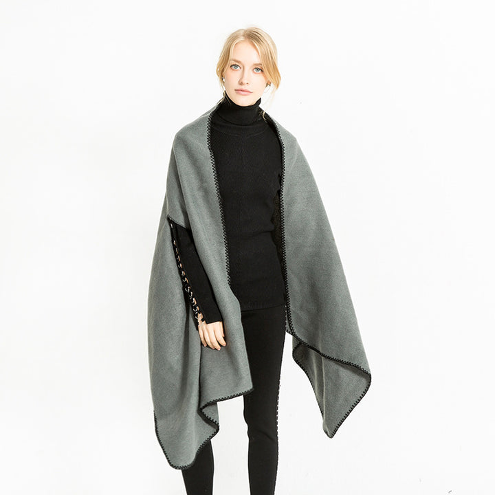 Damen Übergroßer Ruana-Poncho mit Armausschnitten und kontrastierender Kettelnaht – Célinea