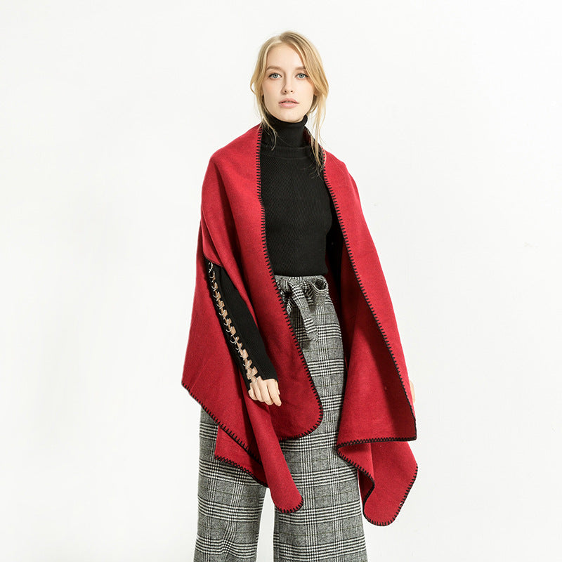 Damen Übergroßer Ruana-Poncho mit Armausschnitten und kontrastierender Kettelnaht – Célinea