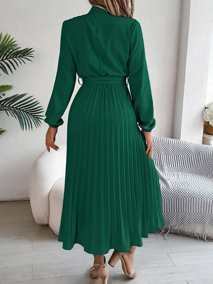 Echoarchiv | Schlichtes Kleid mit Stehkragen und Plissiertem Gürtel