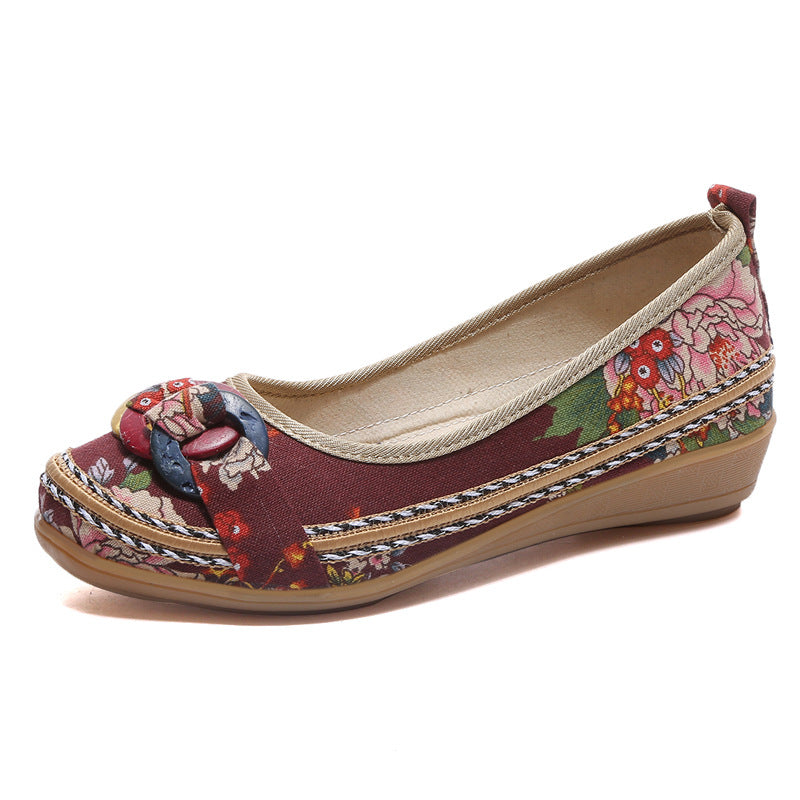 Damen nan floraler Textil-Slipper mit niedrigem Keilabsatz, dekorativer Ringapplikation und gepolstertem Komfortfußbett Echo Archiv