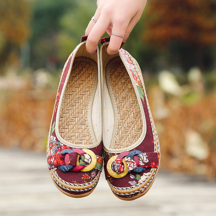 Damen nan floraler Textil-Slipper mit niedrigem Keilabsatz, dekorativer Ringapplikation und gepolstertem Komfortfußbett Echo Archiv