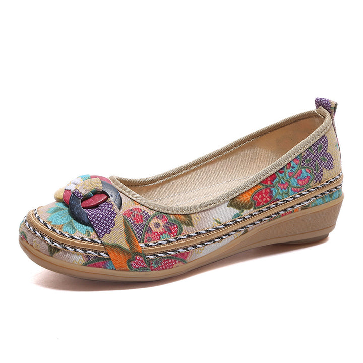 Damen nan floraler Textil-Slipper mit niedrigem Keilabsatz, dekorativer Ringapplikation und gepolstertem Komfortfußbett Echo Archiv