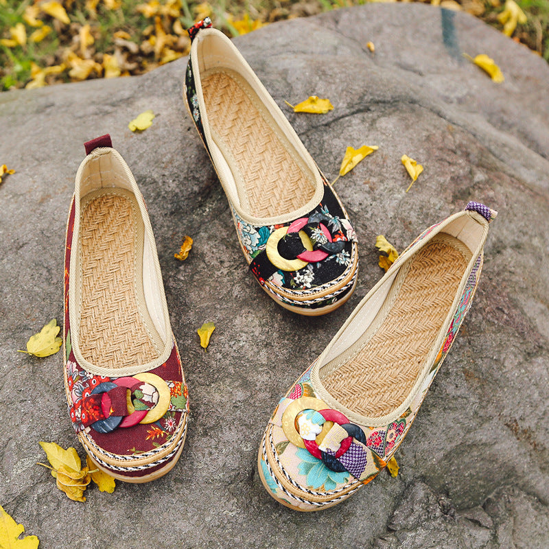 Damen nan floraler Textil-Slipper mit niedrigem Keilabsatz, dekorativer Ringapplikation und gepolstertem Komfortfußbett Echo Archiv