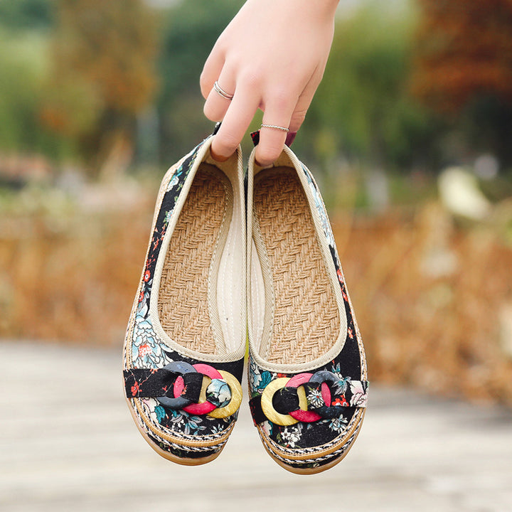 Damen nan floraler Textil-Slipper mit niedrigem Keilabsatz, dekorativer Ringapplikation und gepolstertem Komfortfußbett Echo Archiv