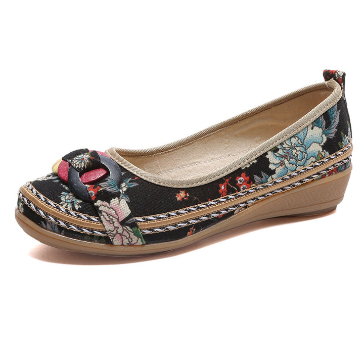 Damen nan floraler Textil-Slipper mit niedrigem Keilabsatz, dekorativer Ringapplikation und gepolstertem Komfortfußbett Echo Archiv