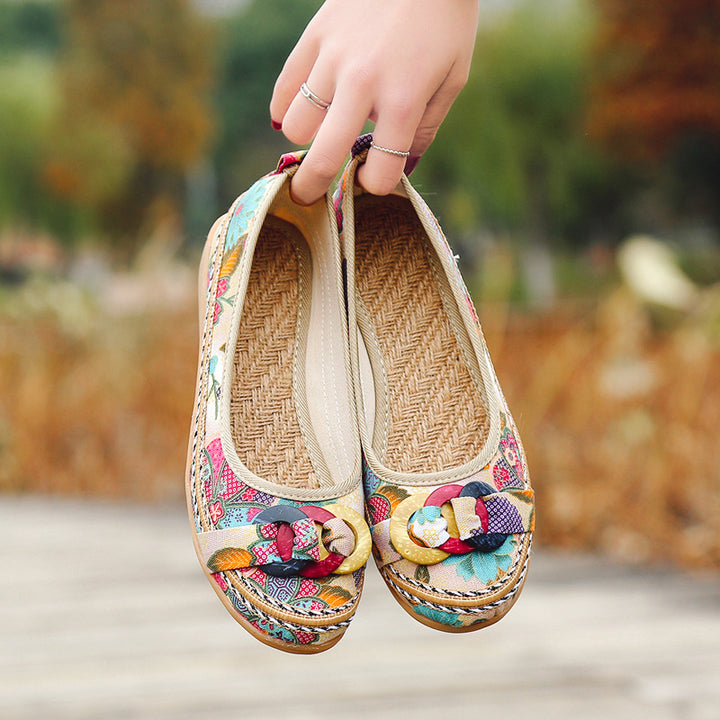 Damen nan floraler Textil-Slipper mit niedrigem Keilabsatz, dekorativer Ringapplikation und gepolstertem Komfortfußbett Echo Archiv