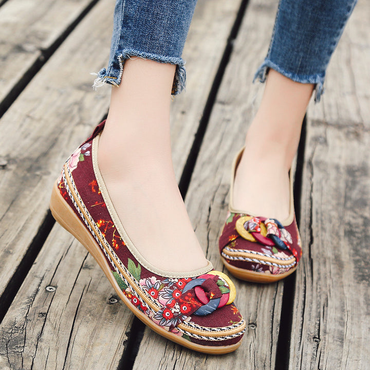 Damen nan floraler Textil-Slipper mit niedrigem Keilabsatz, dekorativer Ringapplikation und gepolstertem Komfortfußbett Echo Archiv
