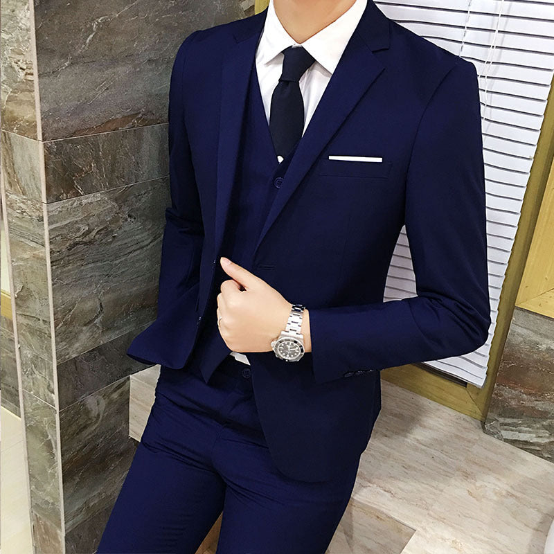 Herren eleganter dreiteiliger Anzug mit feinem Material und modernem Schnitt Echoarchiv