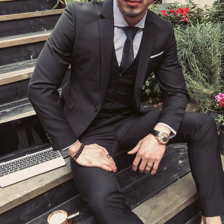 Herren eleganter dreiteiliger Anzug mit feinem Material und modernem Schnitt Echoarchiv