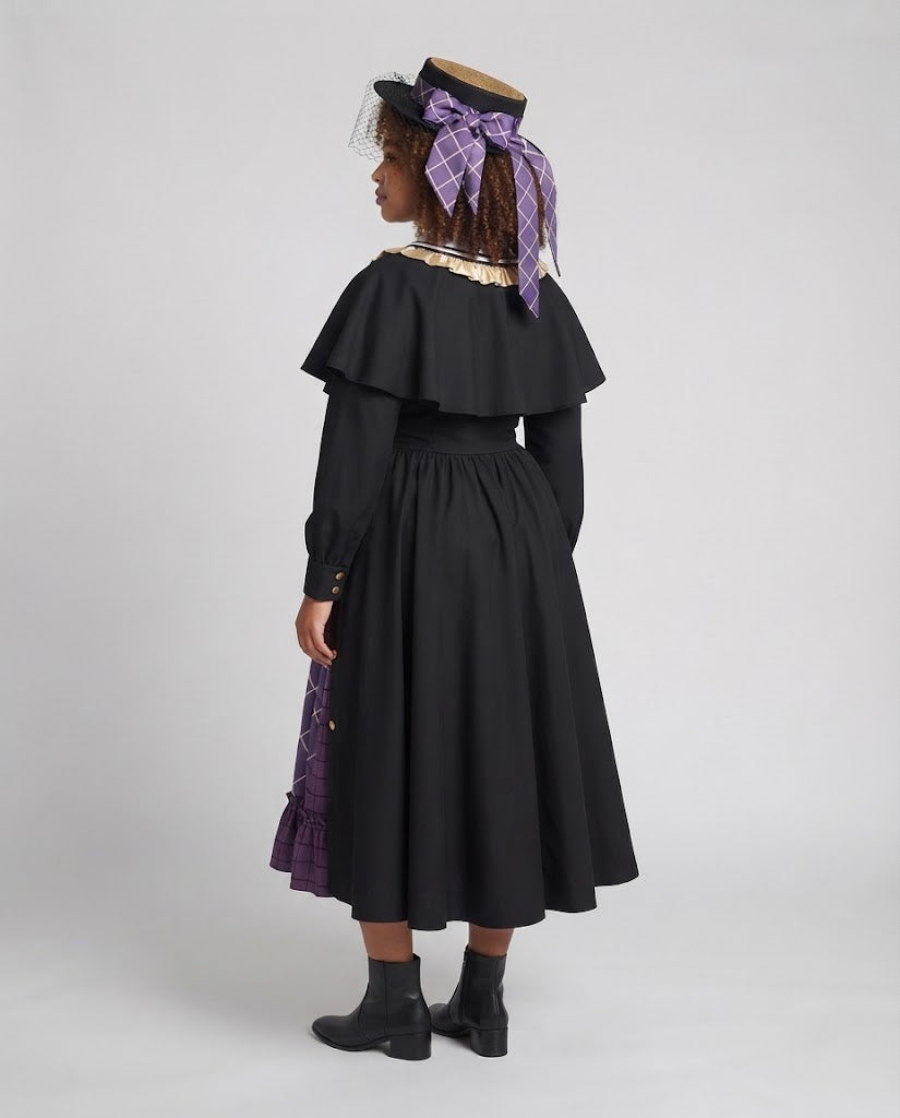 Damenkostümkleid mit historisch inspirierten Elementen und eleganten Accessoires Echo Archiv