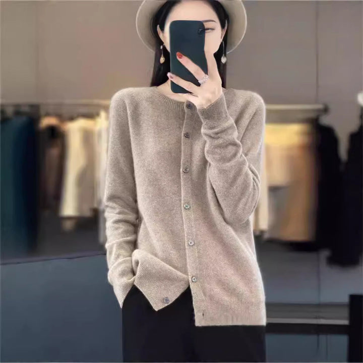 Echoarchiv | Merino Wollstrickjacke mit Rundhalsausschnitt und Langen Ärmeln